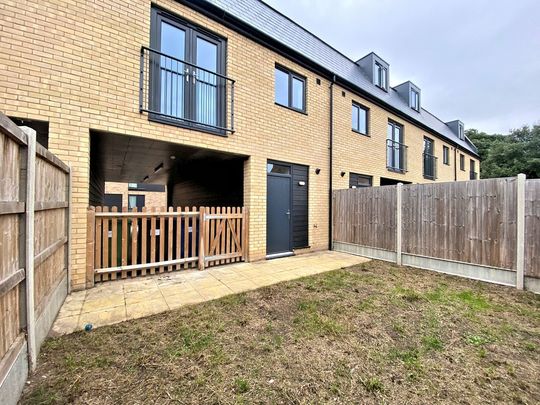 A very spacious three bedroom townhouse, close to Huntingdon town centre. The property is finished to a modern standard, with carport and enclosed garden. A short walk from Huntingdon Train Station and close to an array of local amenities, the A1307 and A14 to Cambridge and Peterborough. - Photo 1