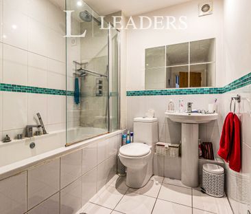 4 bedroom house to rent Hersham Road, Hersham, Walton-on-Thames, KT12 - Photo 3