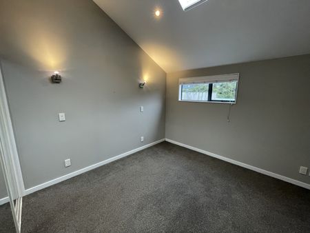 Sunny 3-Bedroom Townhouse in Sought-After Wadestown - Photo 4