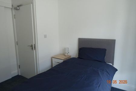 4 bedroom private hall to rent - Photo 4