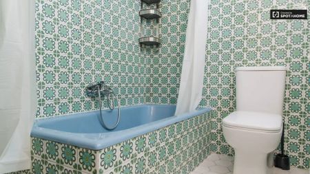 Room in a shared 6-bedroom apartment for rent in El Pla del Remei, professionals and students. - Photo 5