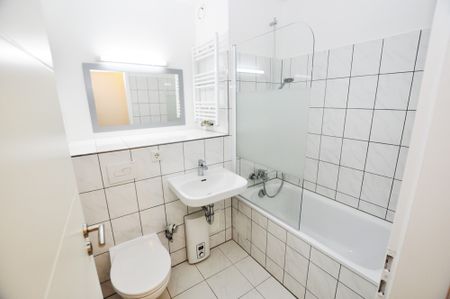 Rodenkirchen-Zentrum: Ruhige, modernisierte Zweizimmerwohnung mit großem Balkon und TG.-Stellplatz ! - Photo 4