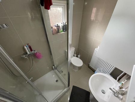 5 bedroom semi-detached house to rent - Photo 2