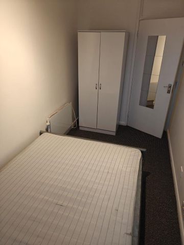 3 bedroom flat to rent - Photo 3