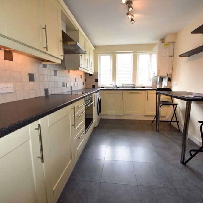 2 bedroom Flat in Alleon Court, Low Lane - Photo 1