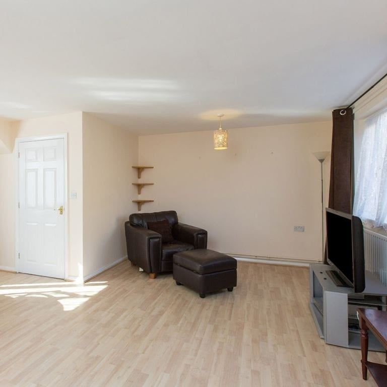 4 Bed Semi-Detached House, Ronnie Lane, E12 - Photo 1