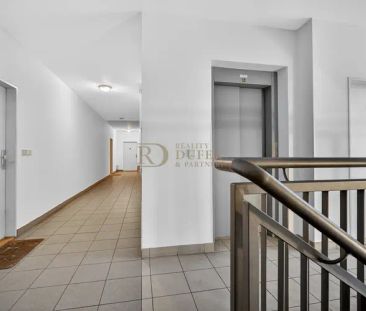 Pronájem bytu 2+kk s balkonem, garáží a prostorným sklepem 22,6 m - Photo 1