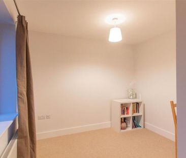 4 bedroom link detached house to rent - Photo 3