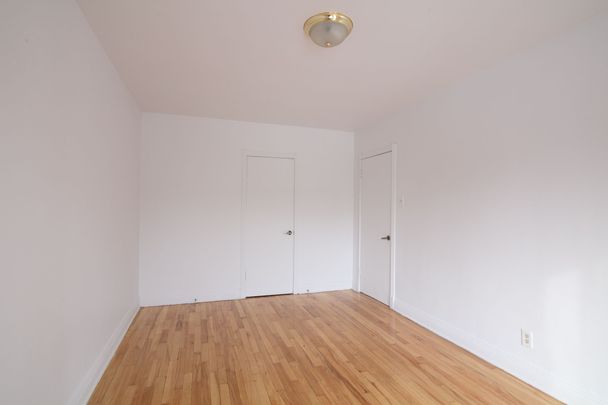 4585 Av. Dupuis - Photo 1