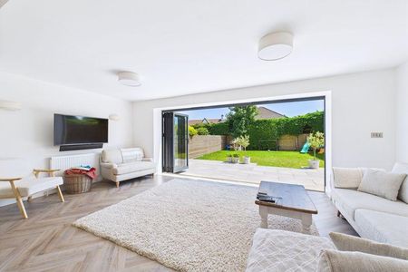 4 bedroom detached house to rent - Photo 4