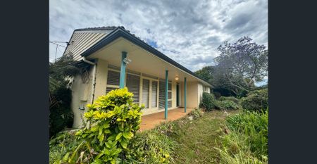 Beautiful and Charming 3 Bedroom Family House in a Quiet Location! - Photo 2