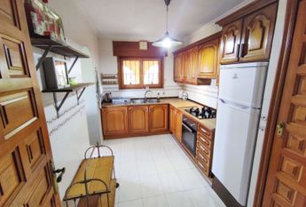 Spacious villa for rent for a long term with sea views and close to Lady Elizabeth school.