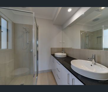 Great size home and a yard! - Photo 1