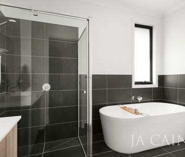 SPACIOUS THREE BEDROOM TOWNHOUSE - Photo 4