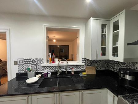 4 bedroom end of terrace house to rent - Photo 2