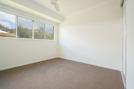 MODERN FAMILY HOME IN QUITE CUL DE SAC - Photo 4