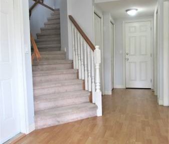 Lovely upper floor with fenced yard - 1 pet friendly - Photo 3