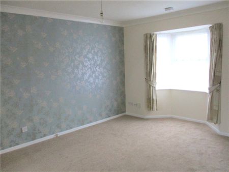 A well-presented three bedroom family house with garden and garage set in this sought after location with nearby amenities. - Photo 3