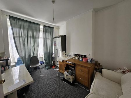 4 bedroom terraced house to rent - Photo 3