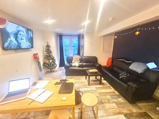 6 Bed - 72 Royal Park Avenue, Hyde Park, Leeds - LS6 1EY - Student - Photo 1