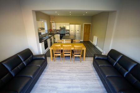 6 Bed Semi-Detached House, Morris Road, SO15 - Photo 2