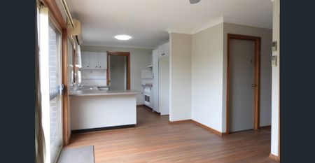 Updated three-bedroom townhouse with courtyard in Kingswood - Photo 4