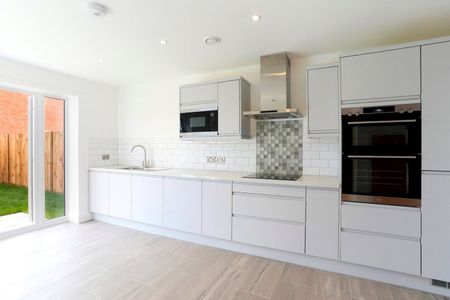 3 bedroom house to rent New Hythe Lane, Larkfield, Aylesford, Kent, ME20 - Photo 4