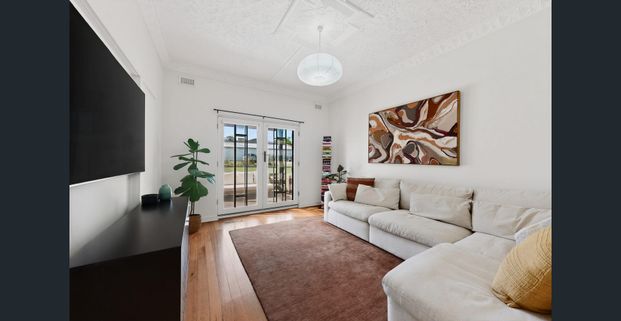 Flexible living with two-bedroom option in prime Elsternwick pocket - Photo 1
