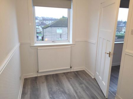 3 bedroom flat to rent - Photo 4