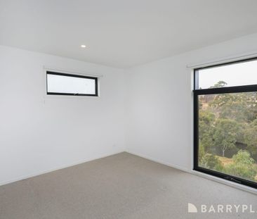Brilliantly positioned in the heart of the PACE estate with breath ... - Photo 4
