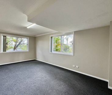 Spacious 3-Bedroom Home with Dual Car Garage! - Photo 3