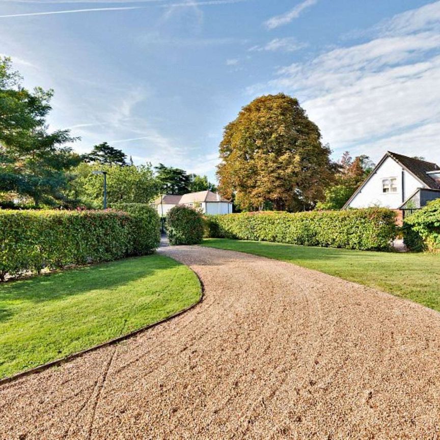 A contemporary detached family home in a cul-de-sac location with direct gated access to a nearby river towpath. - Photo 1