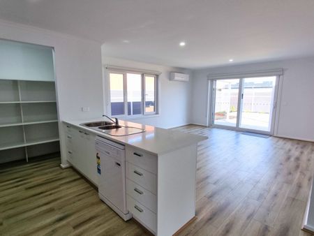 RETIREMENT HOME IN VILLAGE - OVER 50's ONLY! - Photo 5