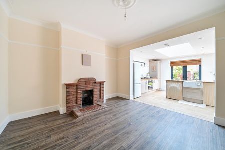 3 bedroom end of terrace house to rent - Photo 4