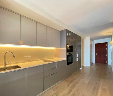 Bonito apartamento con vistas al mar, 2 dormitorios, terraza, ascen... - Photo 3