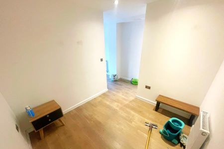 Chertsey Road, Woking, Surrey, GU21 - Photo 4