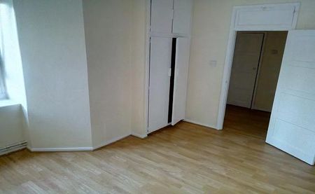 3 bedroom flat to rent - Photo 3