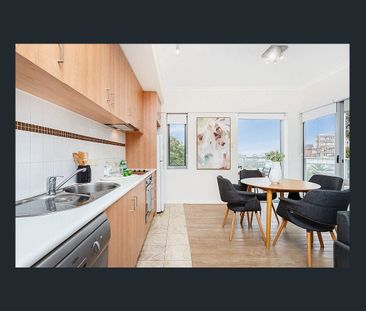 Bright and light 2 bed apartment in super convenient location in We... - Photo 5