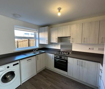 3 bedroom end of terrace house to rent - Photo 3