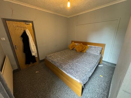 4 Bed Terraced House, Malmesbury Road, SO15 - Photo 2