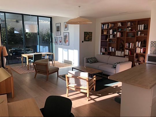AVIGNON INTRA MUROS: Magnifique appartement entièrement neuf et climatisé avec terrasse et box au coeur du Centre Historique - Photo 1