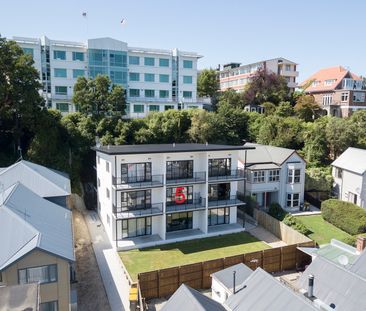 Looking for a warm, stylish apartment just steps from campus? - Photo 3