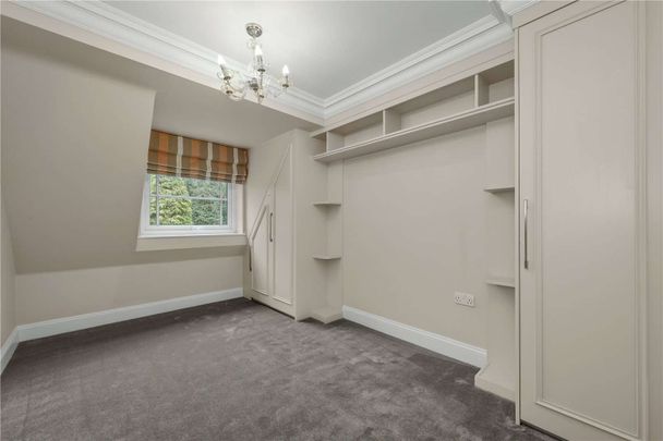 A stylish split-level penthouse apartment in a private development moments from Oxshott Heath and within close proximity to popular schools. - Photo 1