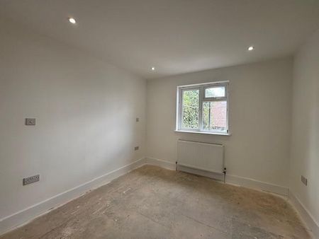 4 bedroom semi-detached house to rent - Photo 5