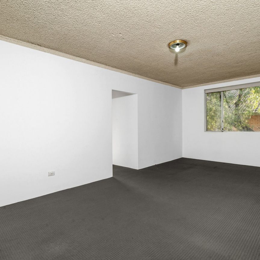 Tidy 2 Bedroom Unit With Lock Up Garage - Photo 1