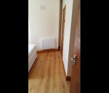 Room in a Shared House, A, CR7 - Photo 2