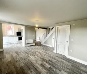 2 bedroom mews to rent - Photo 2