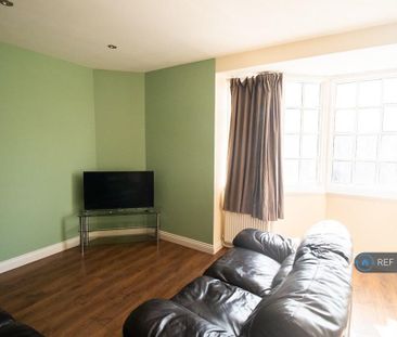 4 bedroom flat to rent - Photo 1