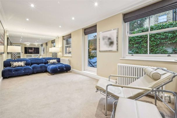 Beautifully presented and immaculate throughout, a well proportioned four bedroom home with private gardens and terrace moments from the shops, bars and restaurants of the King's Road. - Photo 1