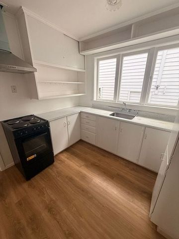 Beautiful 4-Bedroom Family Home - Mount Eden - Photo 3